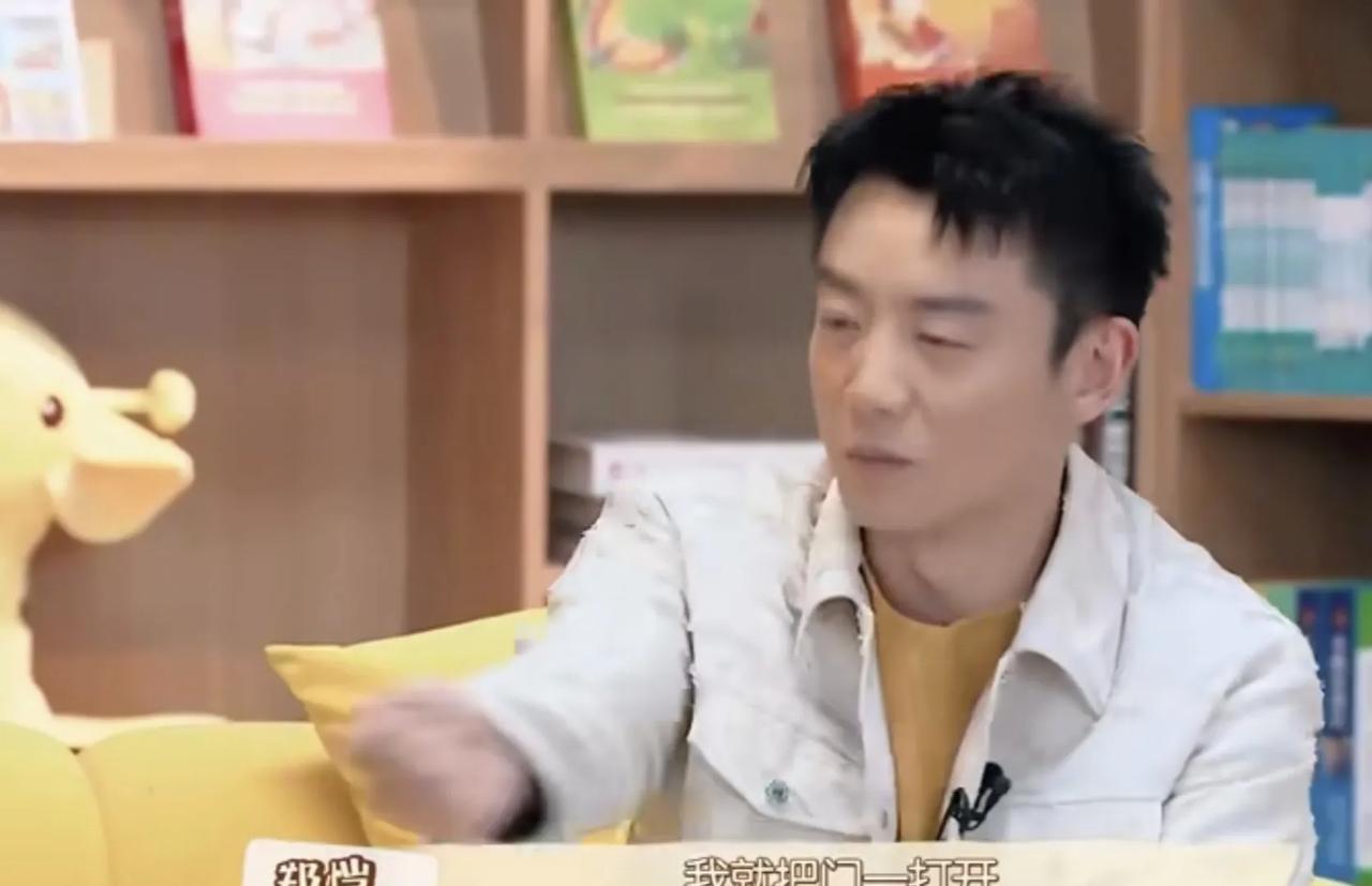女儿半夜不睡想出去玩，郑恺做法绝了！
郑恺谈女儿，说：“有一次就是翻来覆去不睡，
