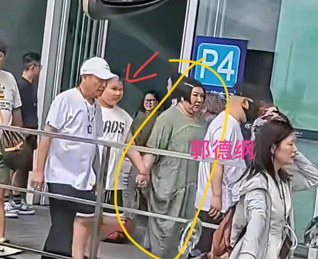 郭德纲老婆王惠，最新状况曝光！
7月19日，郭德纲一家现身上海，王惠的体态，太令