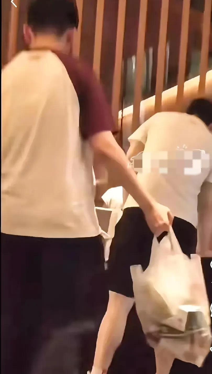 匆匆出去又匆匆回来的莎莎和大头，
还以为去吃饭了，
原来是去买零食了！
一人提了