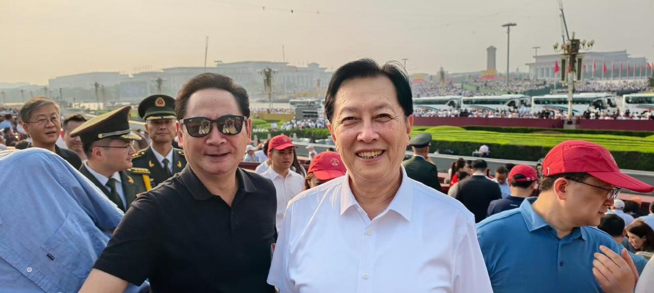 周恩来的扮演者刘劲和毛泽东的扮演者唐国强也一起去看93阅兵了，他们都是优秀的演员