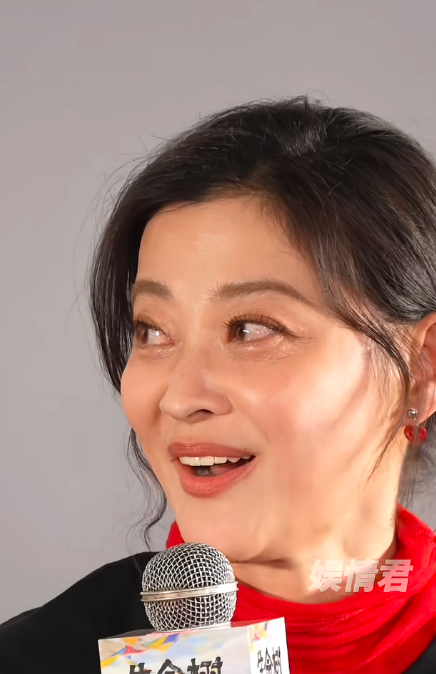 梅婷的50岁，自然老去，依然漂亮！
她一直长得很成熟，二十几岁的时候就顶着一张成