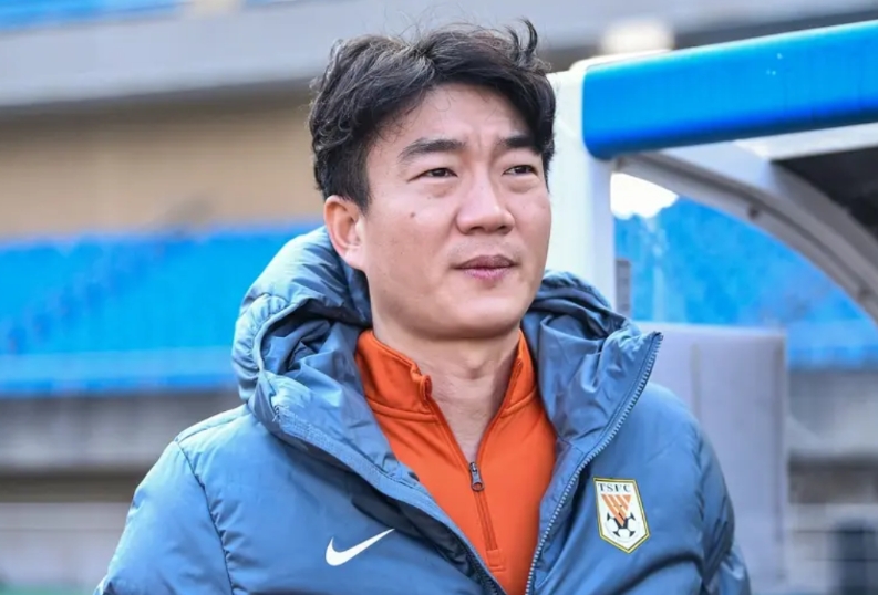 徐亮直播有球迷提到戴琳欠钱一事。徐亮说自己和戴琳关系一般，但绝不会落井下石。他觉