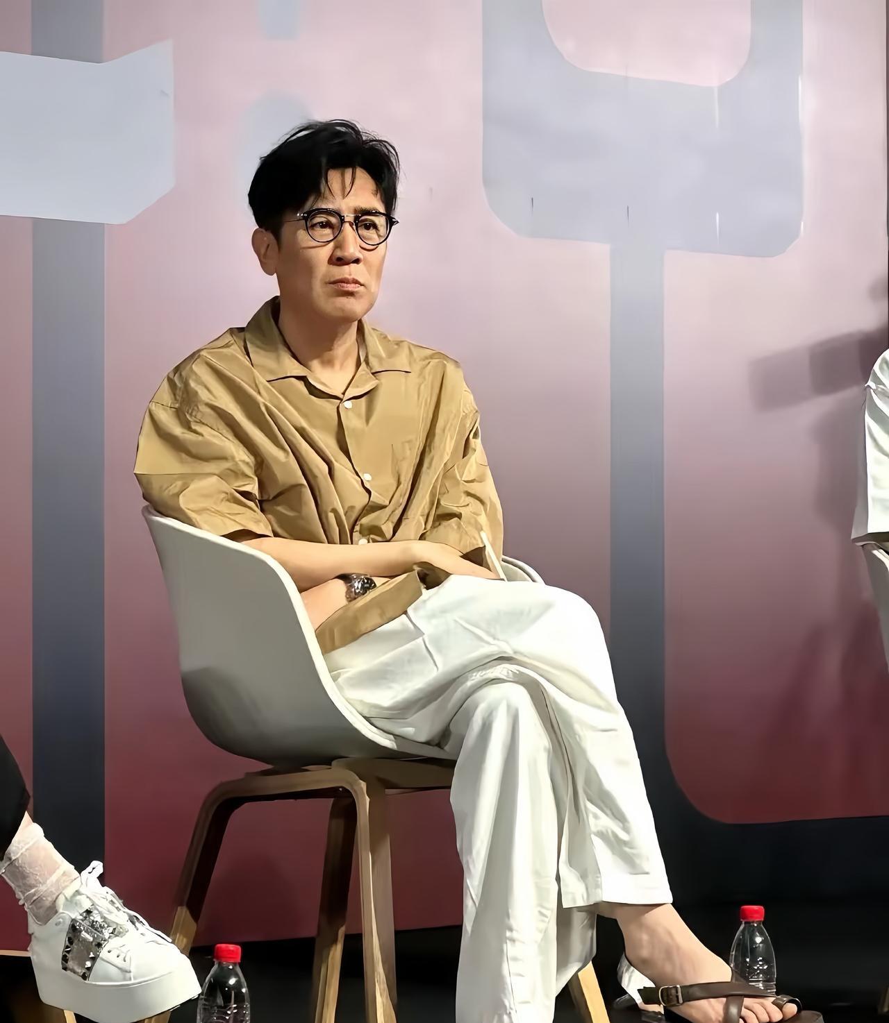 近日，于和伟为电影《你行！你上！》上海路演，被他脚上穿的凉鞋吸引住了，好清爽舒适