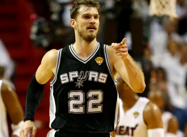 马刺官方更新，晒出一组开拓者主教练蒂亚戈-斯普利特的旧照与球迷分享。
“期待能在