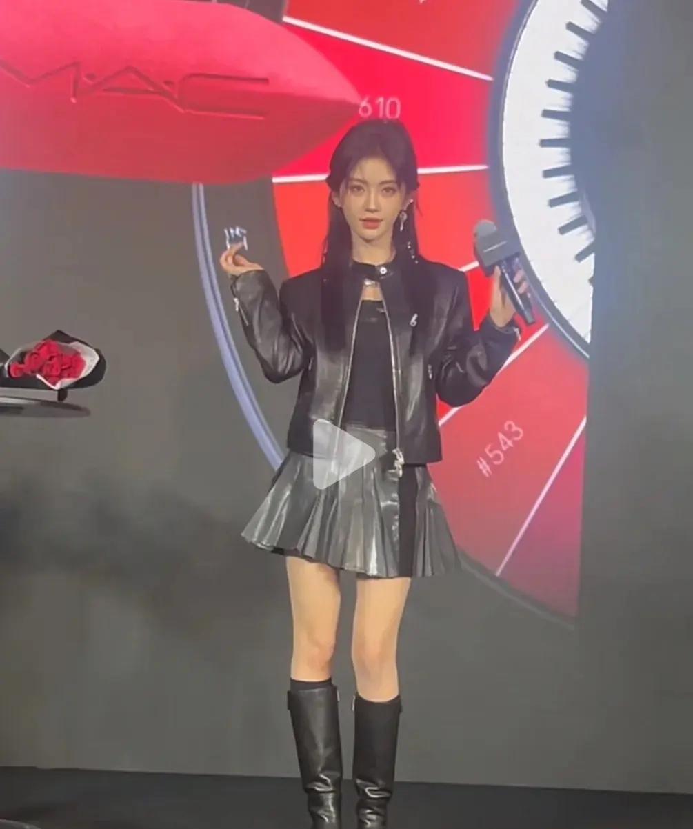 鞠婧祎证明了一件事，长得丑还能拯救，长得矮真的很难拯救。她每次参加活动的全身图，