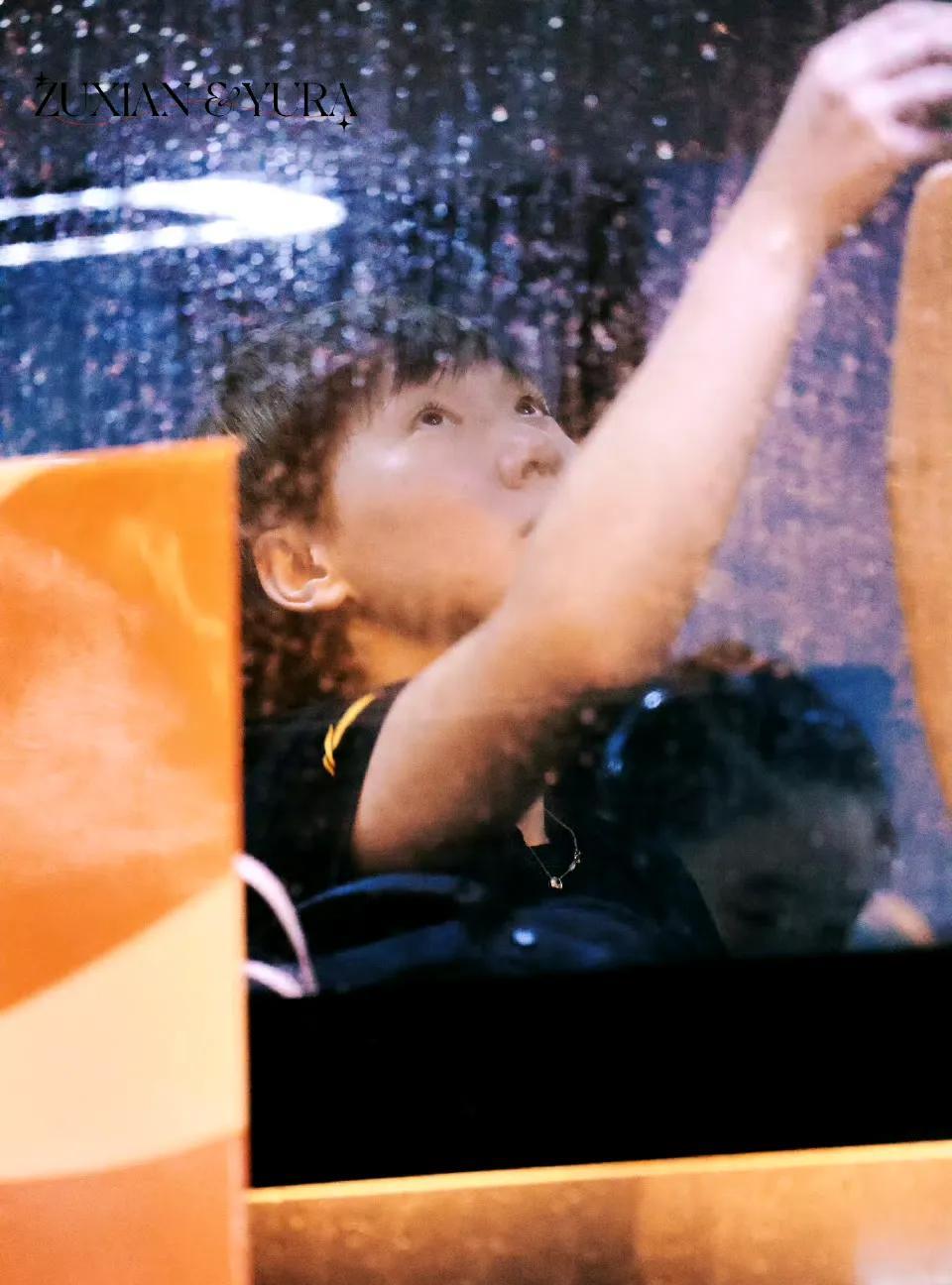 北京暴雨中坐车返回体总公寓的王曼昱！
隔着玻璃和玻璃上的雨水，镜头下抬头和注视的