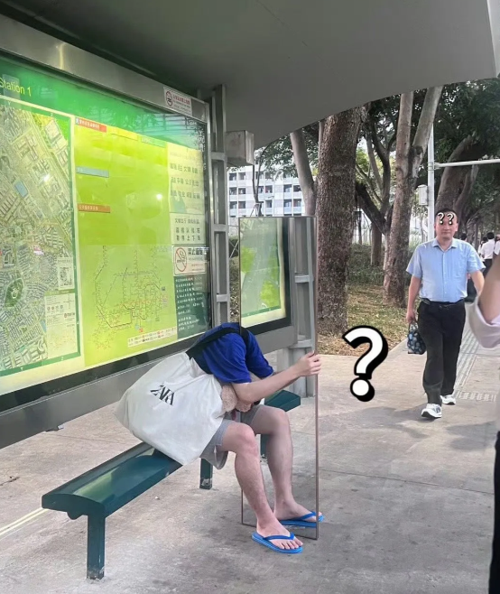 路过被这个无头人吓一跳！
这就是魔术吗？