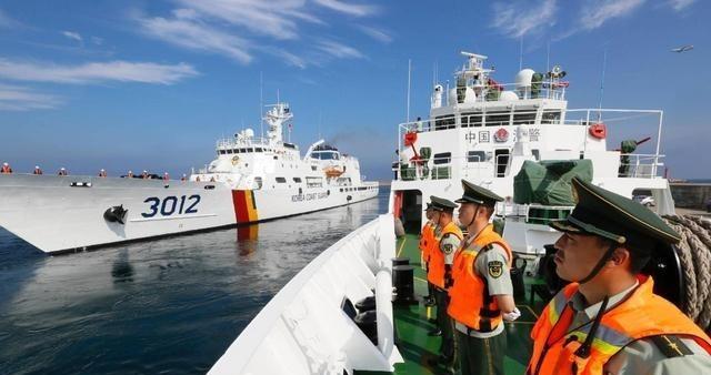 1999年菲律宾这艘破船“马德雷山“号，非法坐滩我国仁爱礁已经26年。给它拖走或