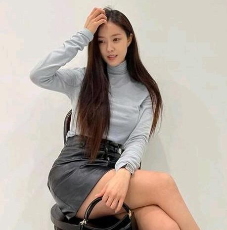 韩国足坛性丑闻男主角黄义助偷录性爱视频的女主是朴孝慜吗？
不知道，没看过，但俩人