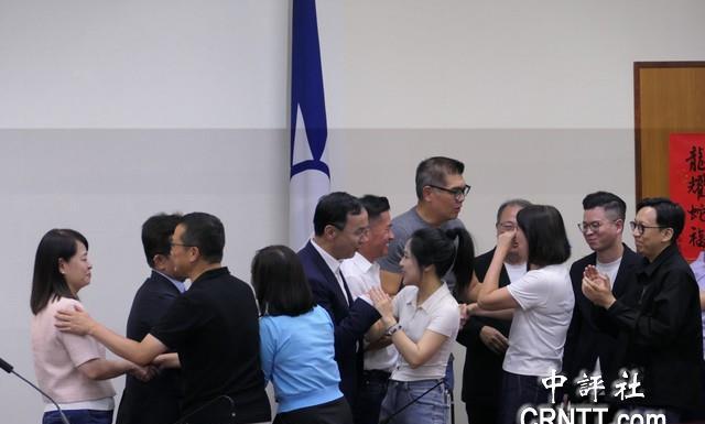 民进党大罢免大失败！朱立伦朱给蓝委大拥抱
由绿营发动的大罢免26日投开票，24位