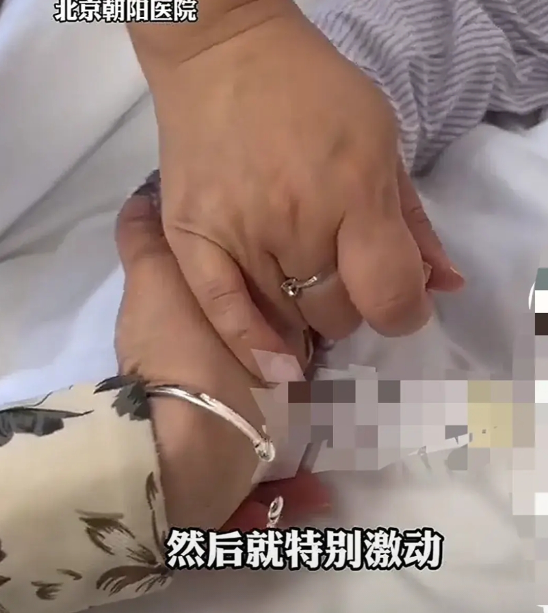 泪目！苏牙子的表姐永远奔在最前头！

苏牙子手术结束后被推到病房，媒体朋友进来采