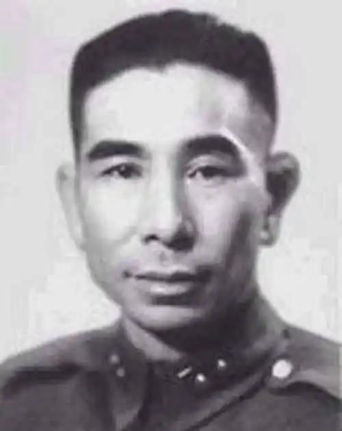 1951年，逃到香港的原新一军军长潘裕昆，在商人袁德泉许诺高回报的诱惑下，将二十