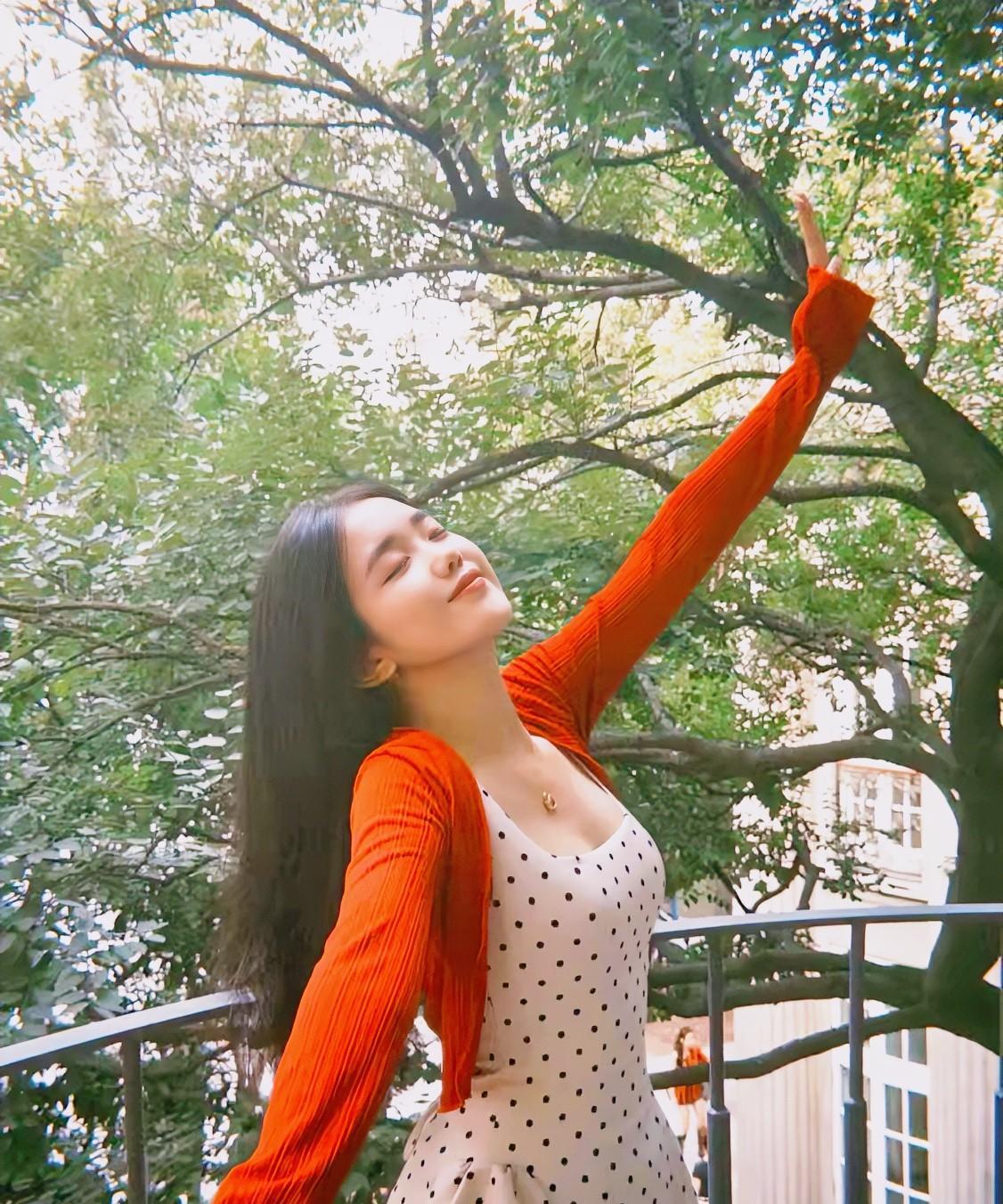 红袖添香处，绿树映芳容。