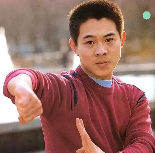 李连杰谢苗父亲节再见面
近日，李连杰与“御用儿子”谢苗在父亲节期间再度重逢，引发