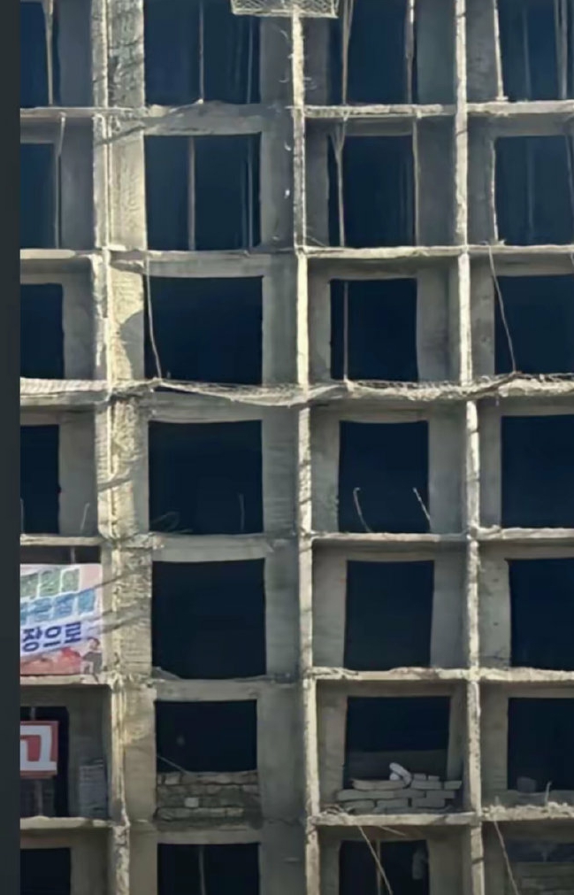 为什么朝鲜盖的居民楼门窗都是歪的？