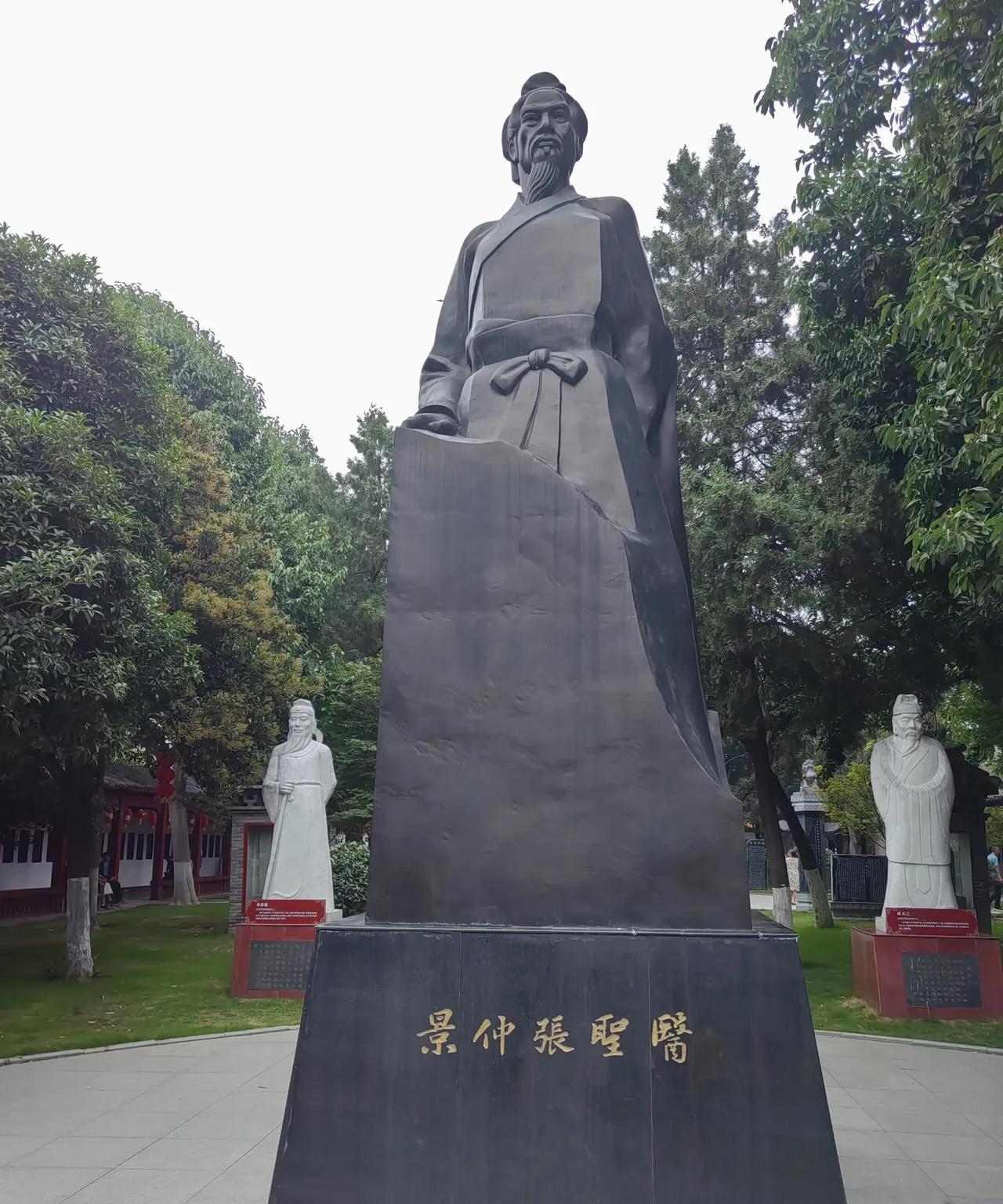 昨天在网上看到有网友说医圣祠这两天免门票，我就纳闷了，医圣祠的公众号“医圣文化园