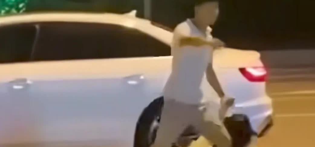 男子因不满妻子开车的速度，提出替换驾驶。但由于自己没有驾照，遭到妻子拒绝后，该男