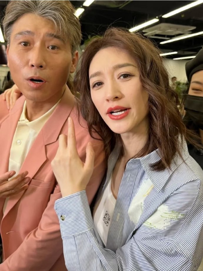 48岁李小冉与50岁李乃文一起逛超市，有没有年龄差？ ​​​