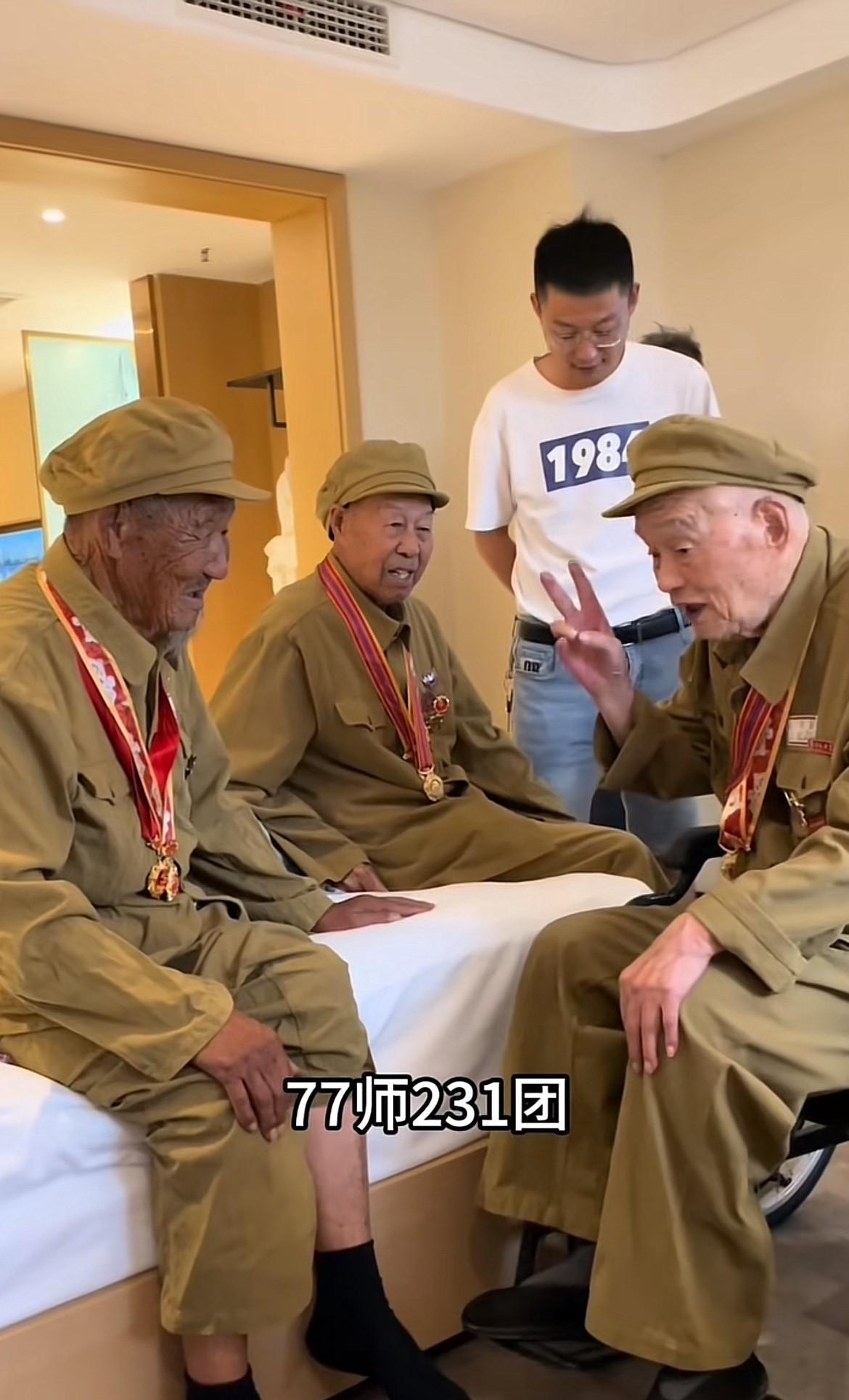 “现在没人敢欺负我们了吧？”这是三位九十多岁高龄的抗美援朝老兵，活动结束后，在客