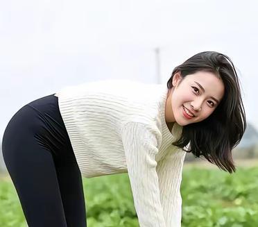 下地拔萝卜，自己家种的萝卜吃着更放心[握草][握草]<br />
农村的姑娘干活