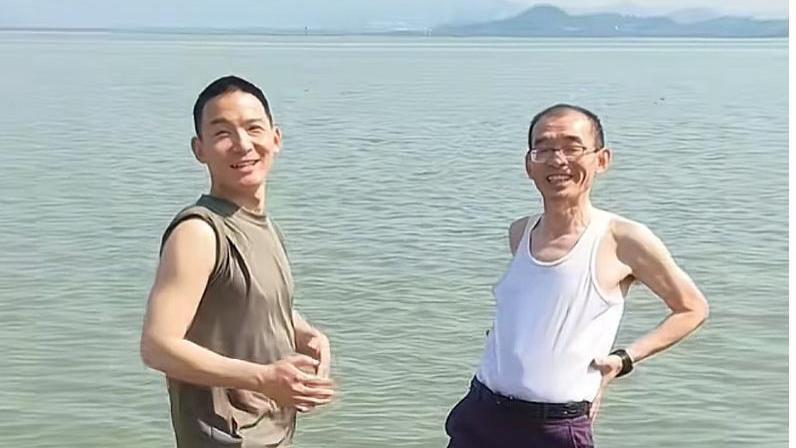 谢浩男爸爸自曝发家史，大妹妹表白哥哥落泪，送别两战友场面感人