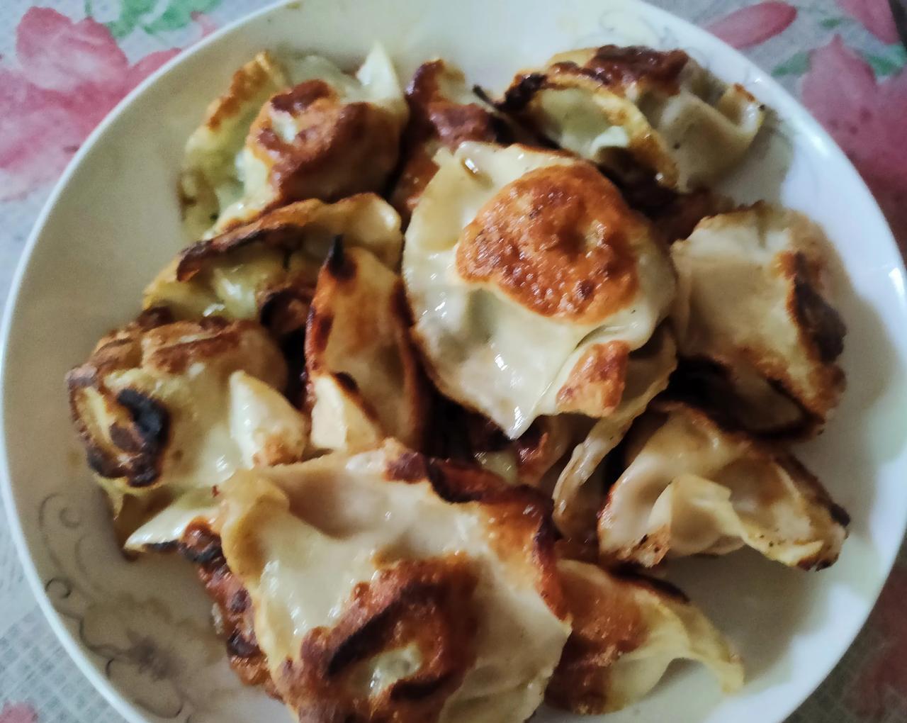 #晒晒你的家常餐#
感觉剩饺子煎了比头天煮着吃还好吃！
[玫瑰][玫瑰][大笑]