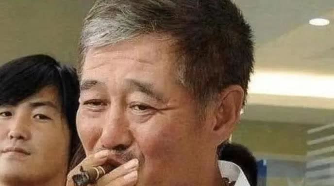 赵本山老师被传是资深烟民。他抽的烟价格非常昂贵，尤其是他喜欢的国外进口雪茄，一根