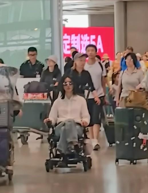 尚雯婕脚崴了，在机场坐轮椅还翘二郎腿！
