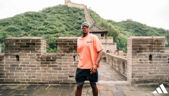 森林狼超巨驾到，排面直接拉满！所到之处人潮沸腾，签名互动宠粉无上限，球场秀技引爆