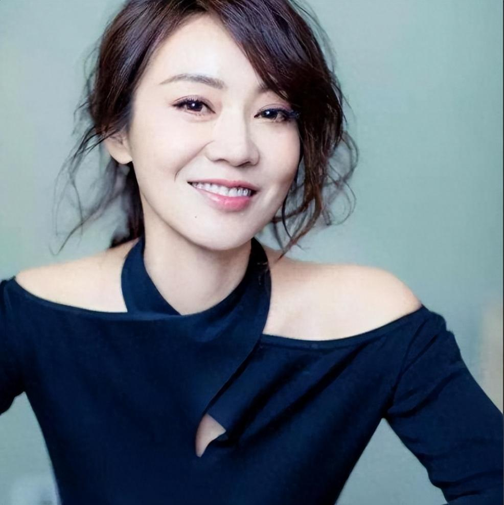2004年，闫妮的丈夫  邹伟提出离婚，闫妮不肯离，她觉得孩子还小不能没有父母的