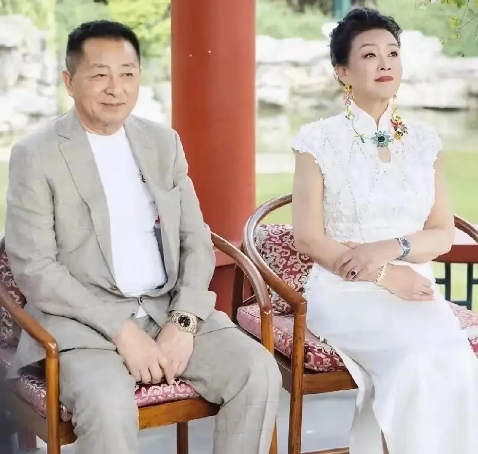 要不是大S当年从中调和，汪小菲跟他爸的关系不可能像现在这么好。
结婚第二年，汪一
