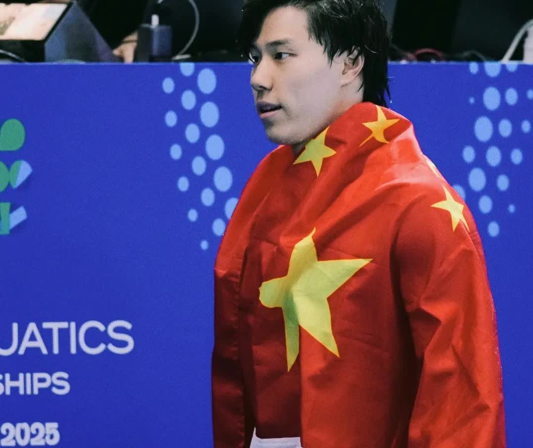 不查不知道，一查吓一跳！
覃海洋竟然是一名军人，并且荣获过二等功！
覃海洋很