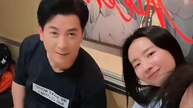 董洁请朋友吃日料，化淡妆皮肤超好，49岁保剑锋喝啤酒还是那么帅