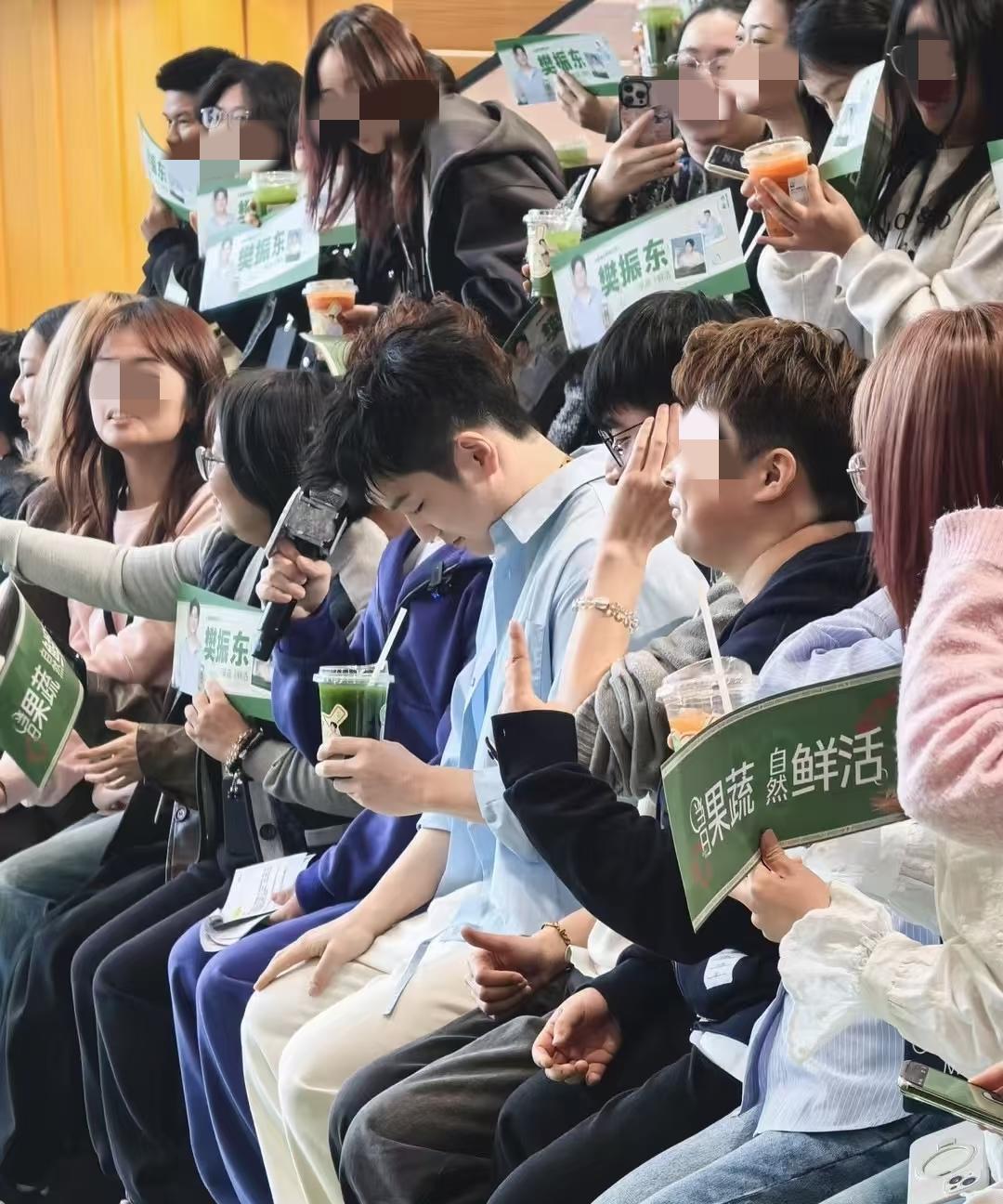 我朋友超级痴迷樊振东
他有幸在线下见过一次面
他说樊振东跟电视上看的完全不一样。