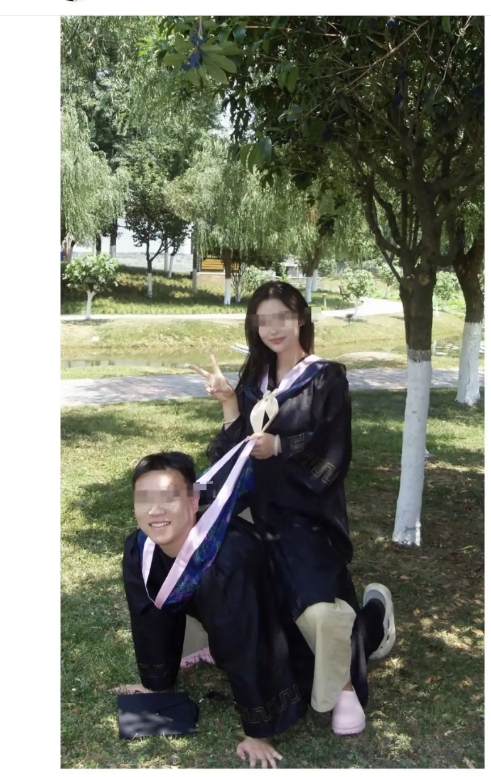 大学情侣毕业照 这人真给男人们涨面子