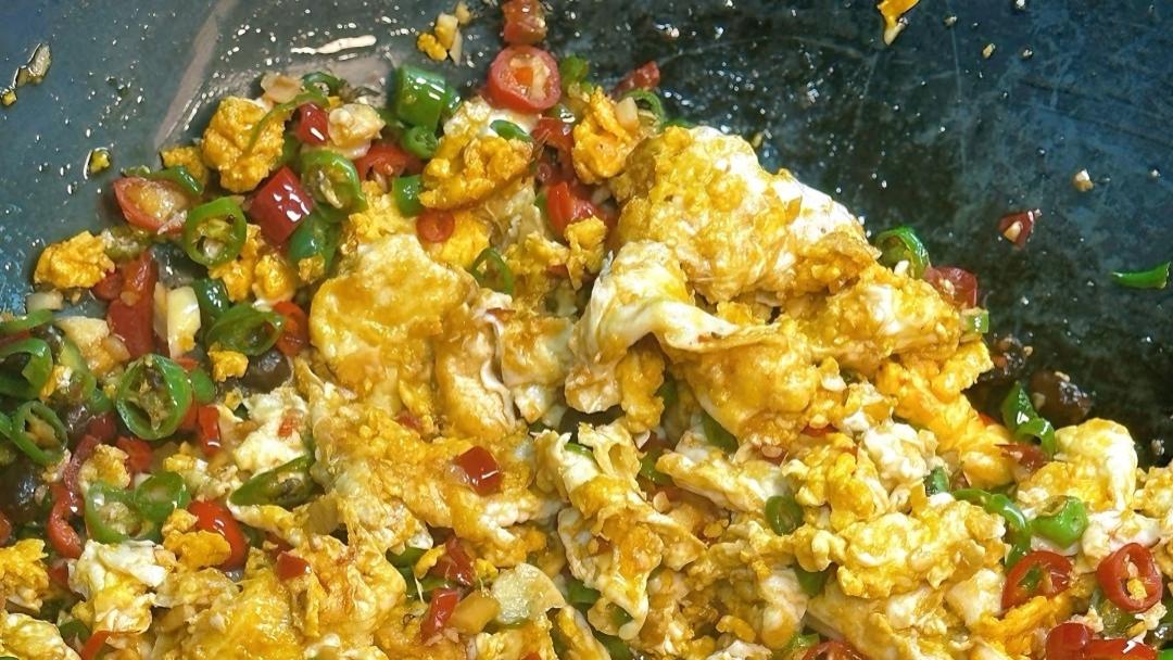 闭眼去做，真的巨好吃！这道碎辣椒炒鸡蛋，我能连吃三碗饭！
