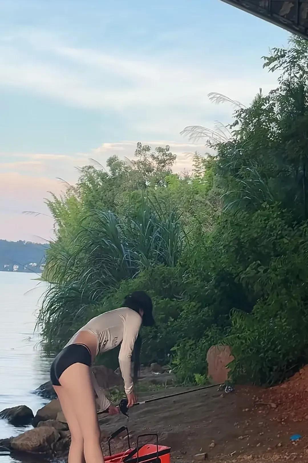 河边钓鱼的一幕，不得不说，小姐姐心真大啊。[赞][捂脸]