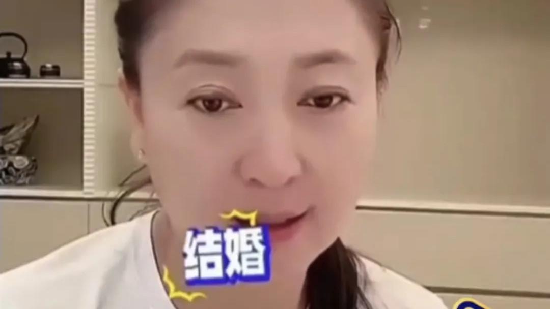 挣着普通人的钱，却嫌普通人穷：闫学晶为何被集体反噬