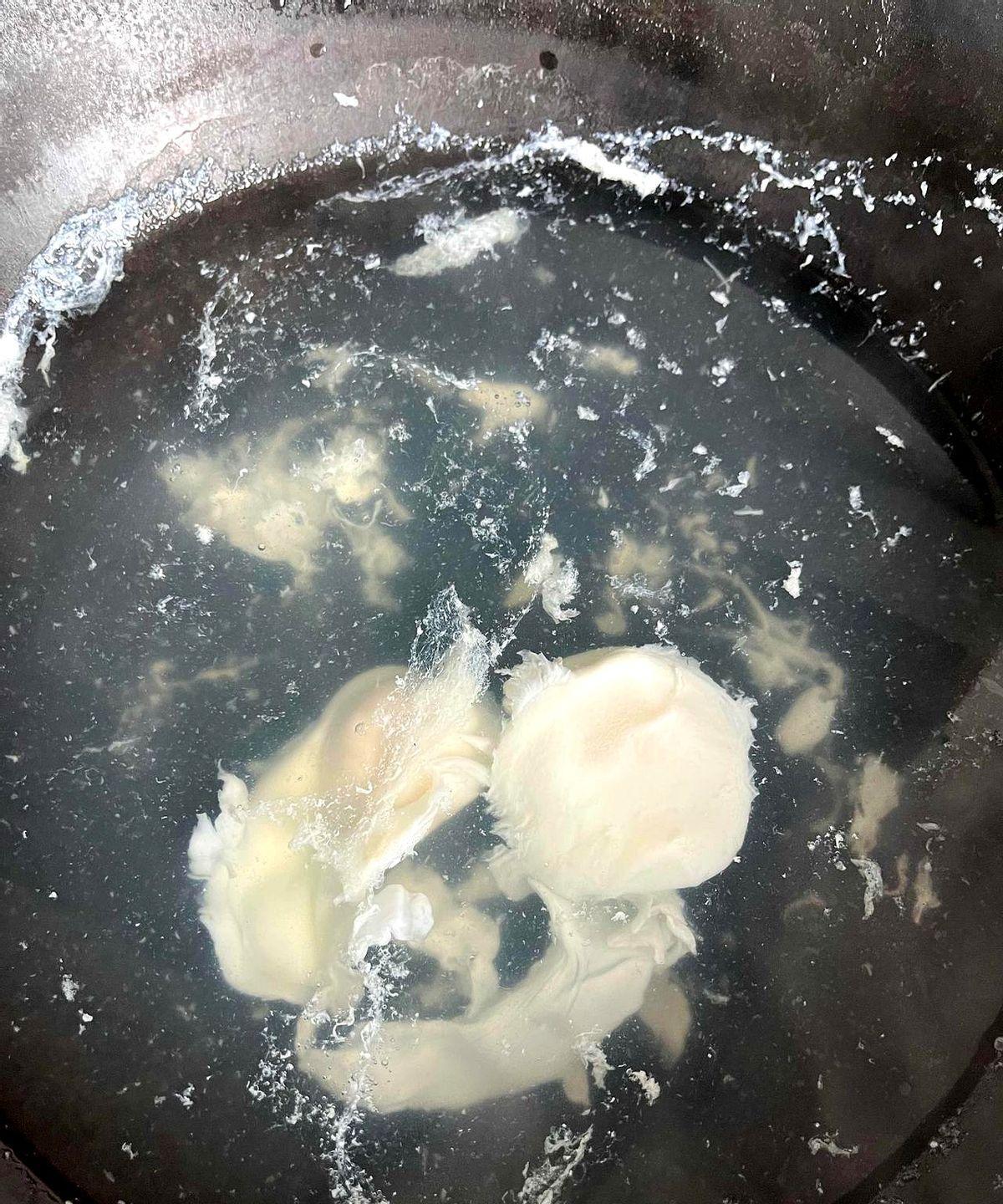 我爸是一个极度节约的老人，甚至是抠门。
他除了买香烟，从来不会去商店买任何一样东