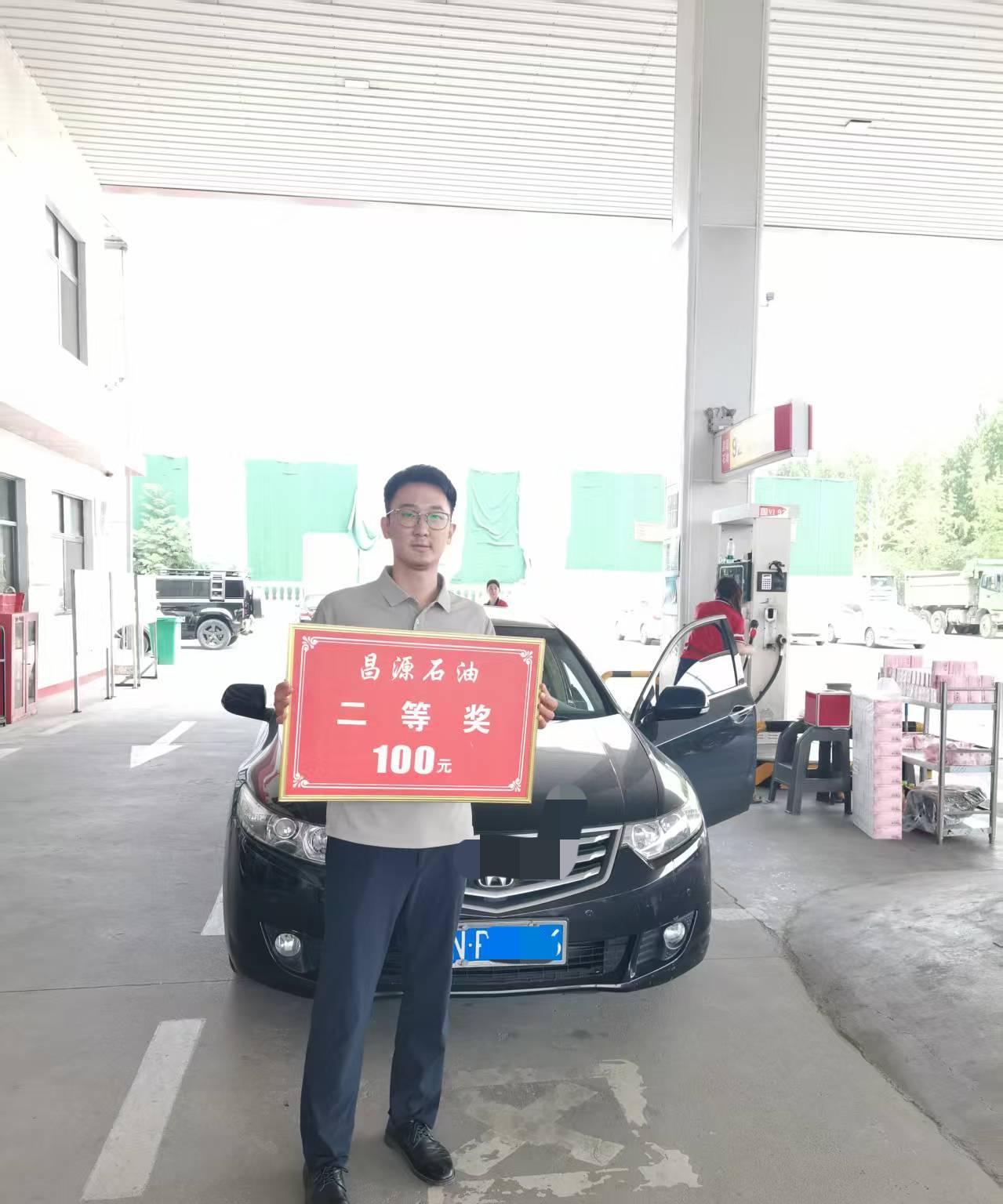 民营加油站搞抽奖活动生意火爆，石油价格比其他加油站价格略低，不少附近本地或路过的