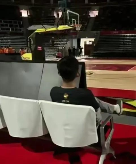 结束了！本赛季结束了！广东宏远挺过第一轮却倒在第二轮，没任何波澜，也没有更多惊喜