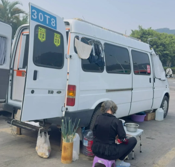 退休以后自驾游，我觉得还是选择穷游更好一些。
尤其是我们这些国企退休的，没有多少
