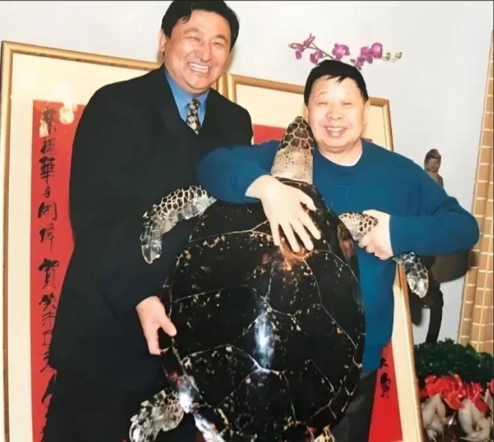 2003年，相声大师马季七十大寿，友人前来祝贺并送上象征长寿的龟像一张温馨合影