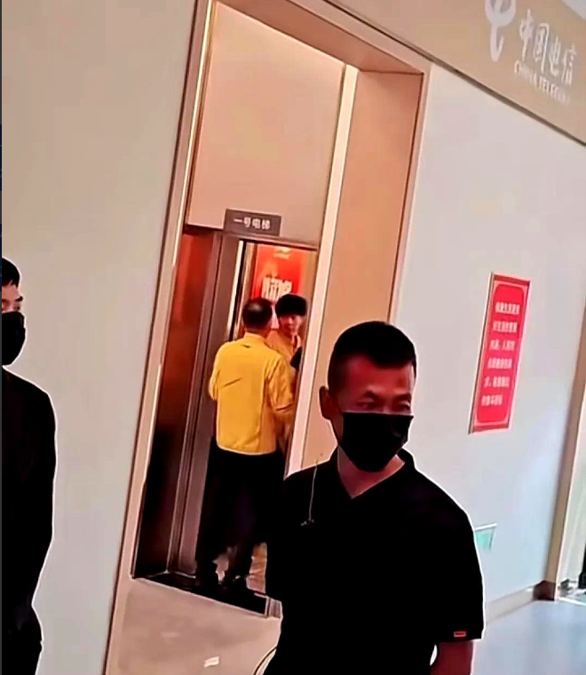 “破案”啦！

原来是马大厨最后一个进去才超重的，大头刚好在边上，就主动出来了，