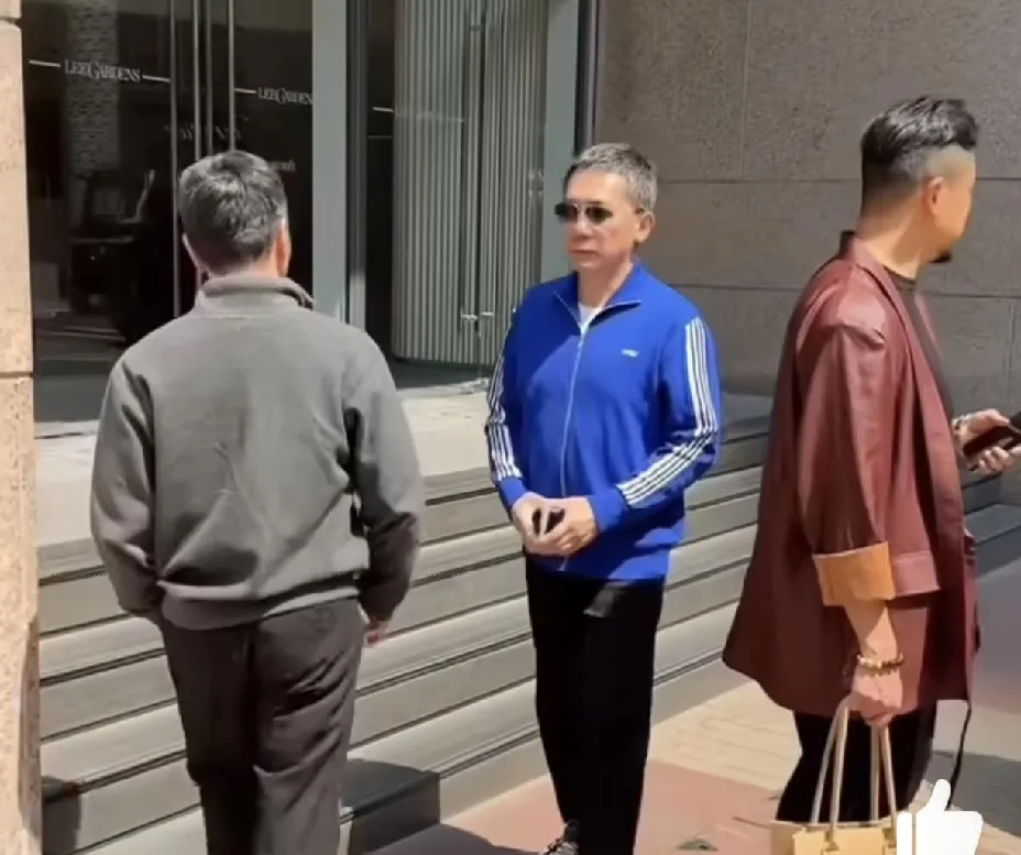 梁朝伟走路贴墙根被拍











我的天哪！不敢相信我看到了什么？！一