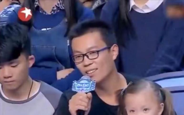 2013年，在山东的一个小村子里，一户家庭迎来了一个金发蓝眼的孩子。通常家庭迎来