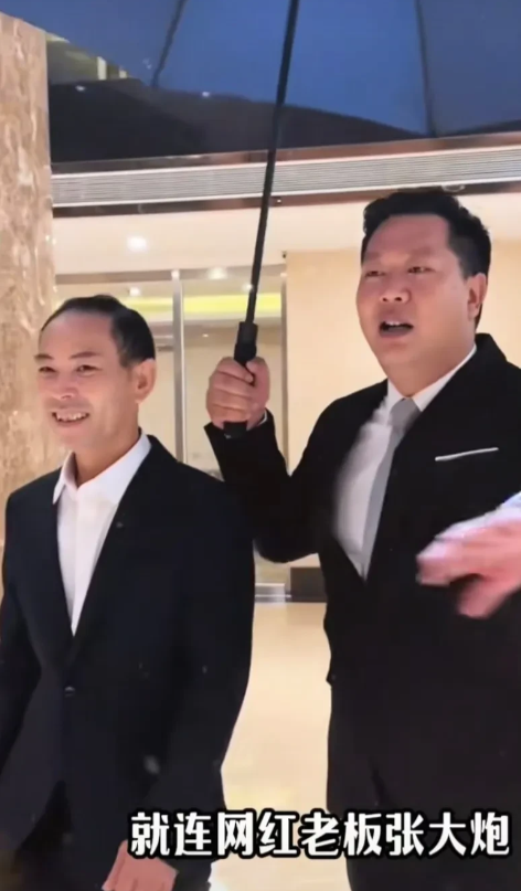 大胸襟，还怕没有好回报。
张大炮出生于1981年，2018年开始接触短视频平台。