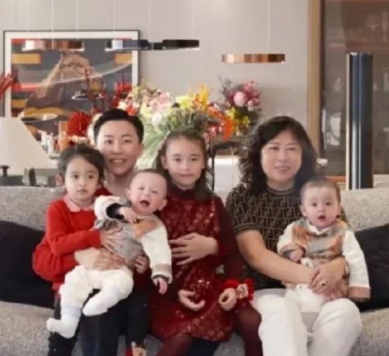 叶海洋厉害了，别人是一儿一女凑成一个好字，她生了两儿两女，有一对好字。又当妈又当