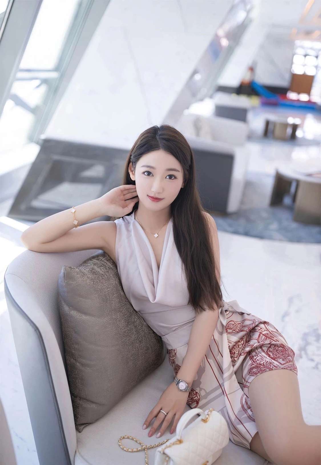 认识的销售发来的自拍照，晚上邀请我吃饭，该不该去呢[害羞]