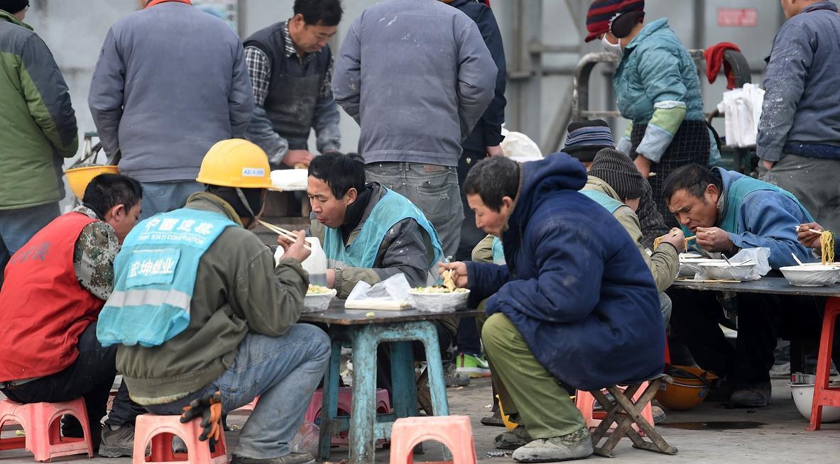 70年代末国内的粮食供应问题就开始好转了，不过仍然处在比较低的水平。
比如我出生